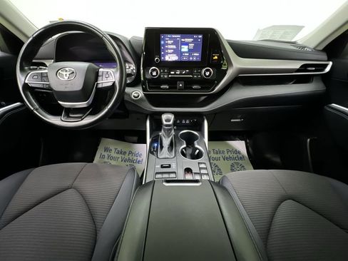 Used 2024 Toyota Highlander LE AWD/4WD image 18