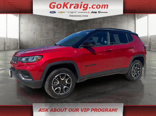 Used 2025 Jeep Compass Trailhawk w/ Trailer Tow Group AWD/4WD image 1