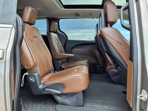 Used 2017 Chrysler Pacifica Limited w/ UConnect Theater Package FWD image 27