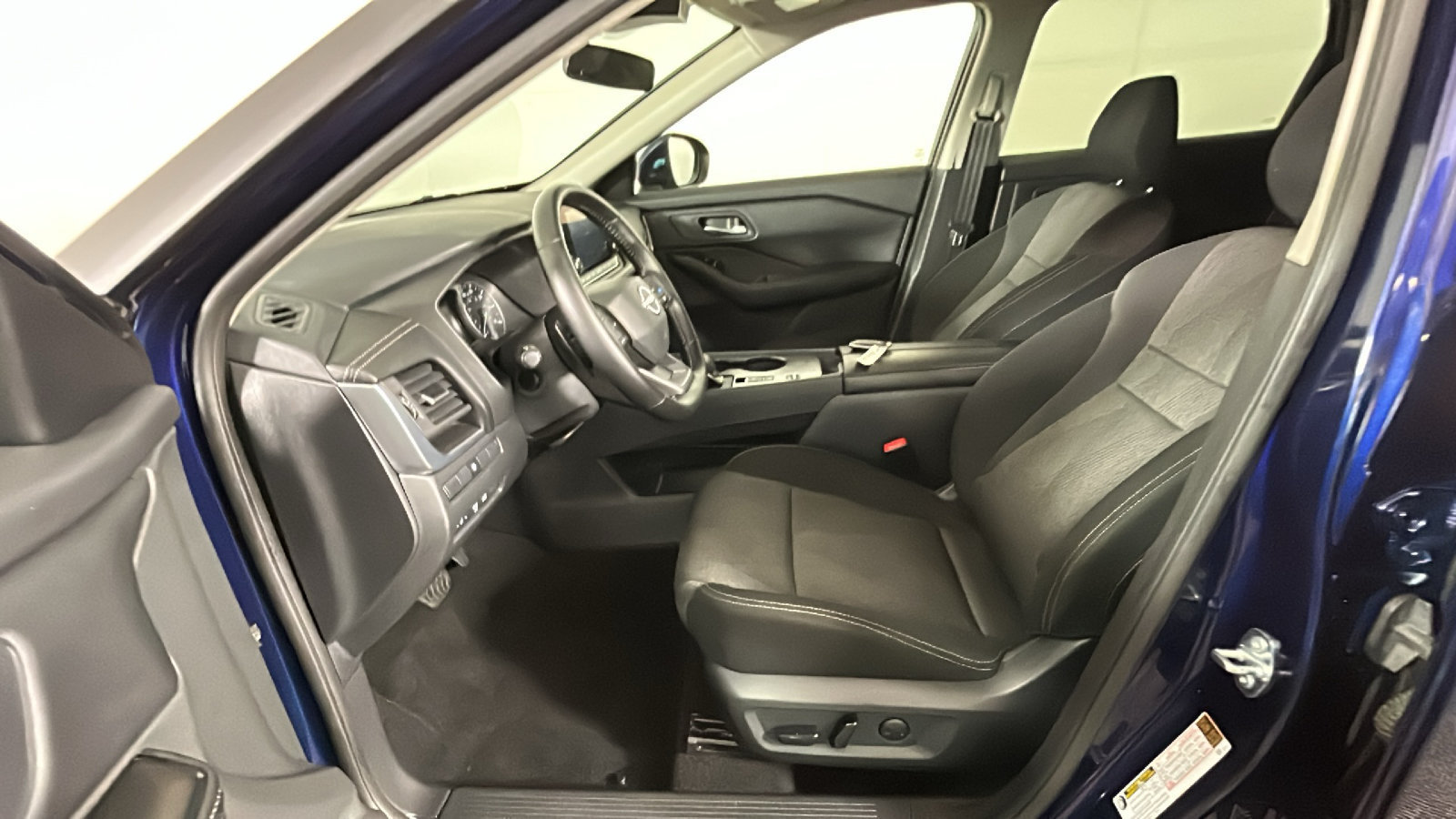Used 2025 Nissan Rogue SV FWD image 13