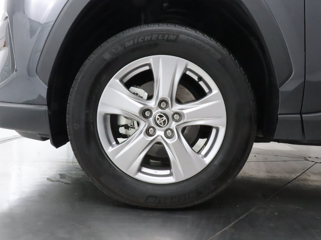 Used 2025 Toyota RAV4 XLE FWD image 37