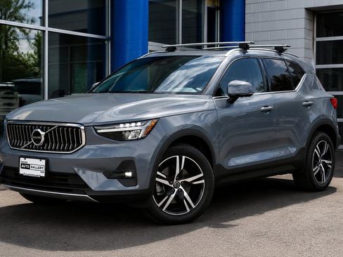 Used 2023 Volvo XC40 B5 Plus AWD/4WD image 1