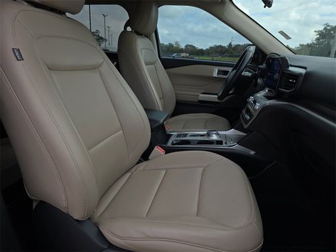 Used 2021 Ford Explorer XLT w/ Equipment Group 202A image 10