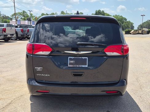 Used 2023 Chrysler Voyager LX FWD image 5