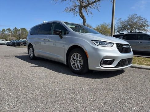 Used 2024 Chrysler Pacifica Touring-L image 1