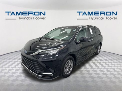 Used 2023 Toyota Sienna XLE image 1