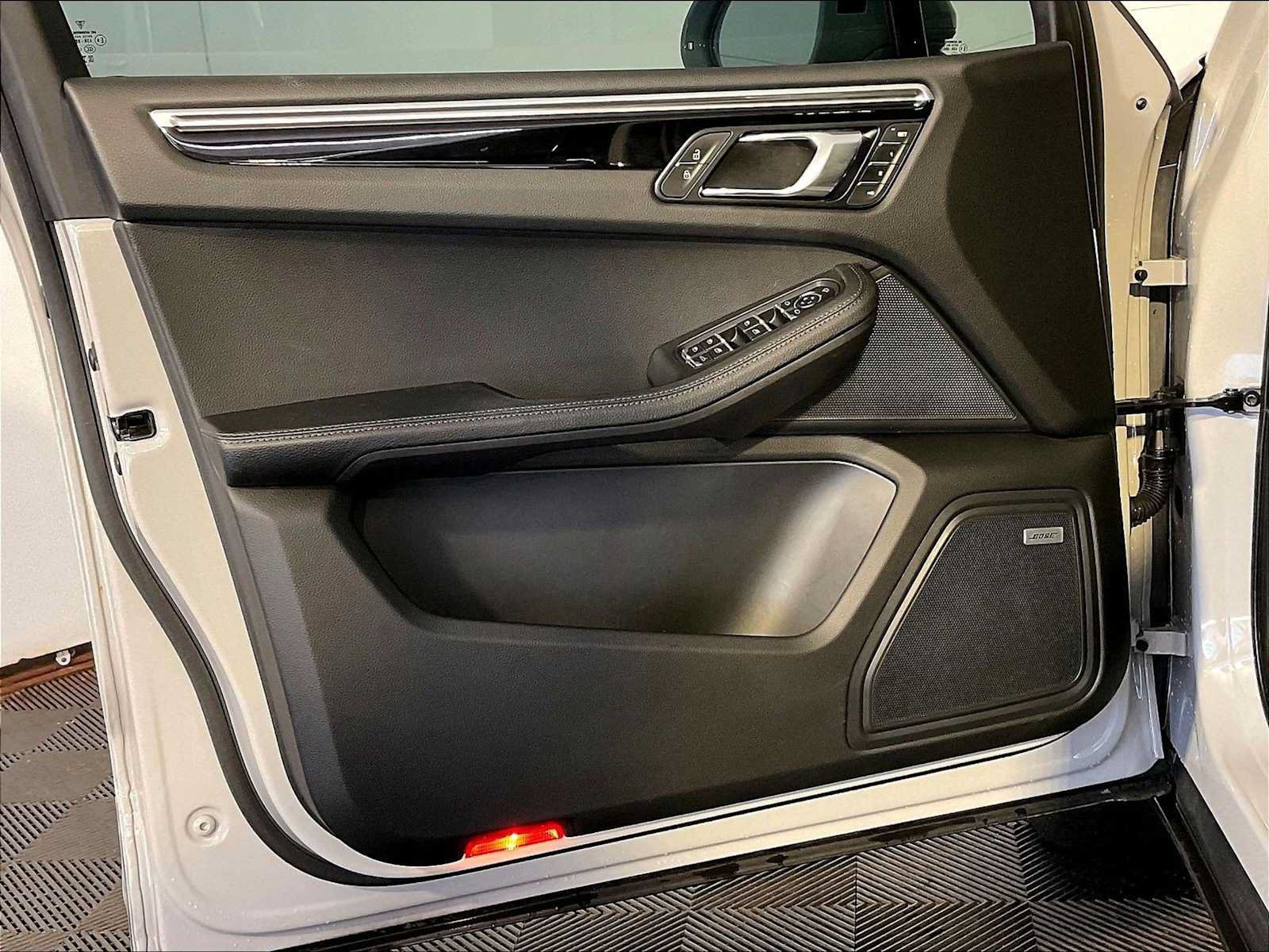Certified 2023 Porsche Macan S AWD/4WD image 25