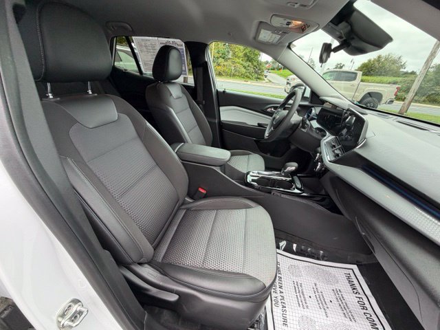 Certified 2025 Chevrolet Trax LT FWD image 36