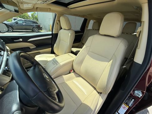 Used 2017 Toyota Highlander XLE w/ Carpet Mat Package AWD/4WD image 24