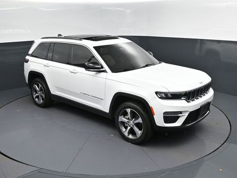 Used 2024 Jeep Grand Cherokee Limited w/ Luxury Tech Group II image 38