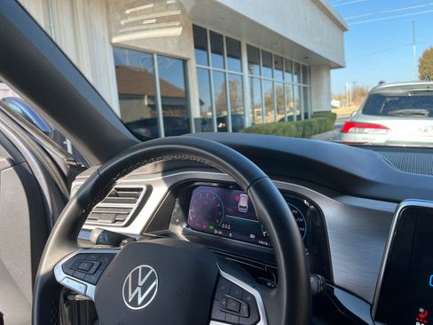 Used 2025 Volkswagen Atlas Cross Sport SE image 37