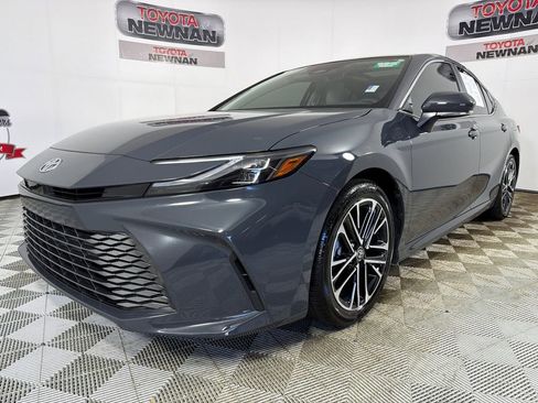 Used 2025 Toyota Camry XLE FWD image 8