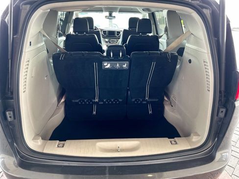 Used 2019 Chrysler Pacifica Touring-L FWD image 70