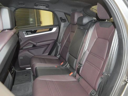 Certified 2025 Porsche Cayenne Coupe image 38