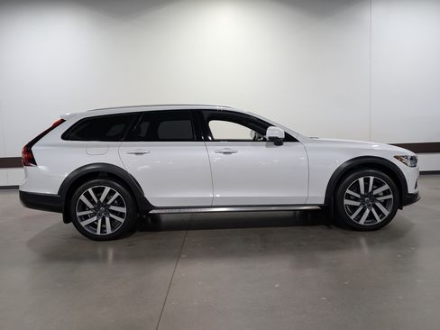 Used 2023 Volvo V90 B6 Cross Country Ultimate w/ Climate Package AWD/4WD image 2