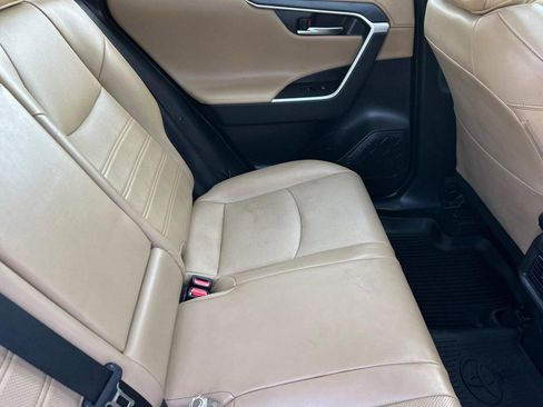 Used 2020 Toyota RAV4 Limited FWD image 28