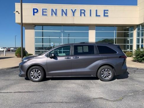 Used 2023 Toyota Sienna XLE image 8