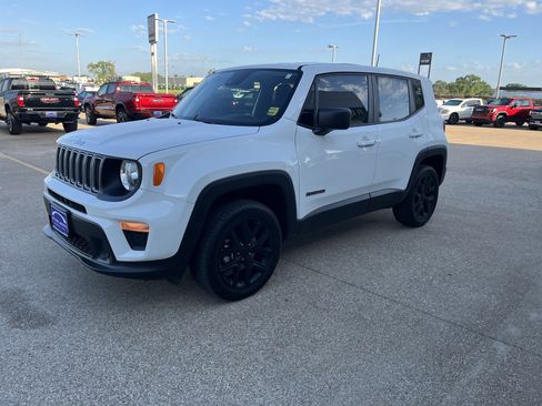 Used 2023 Jeep Renegade Latitude AWD/4WD image 2