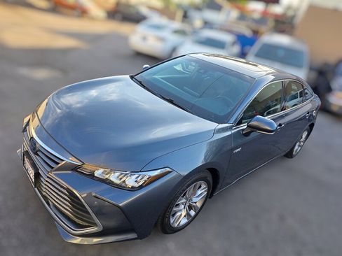 Used 2019 Toyota Avalon XLE w/ Moonroof Package FWD image 2