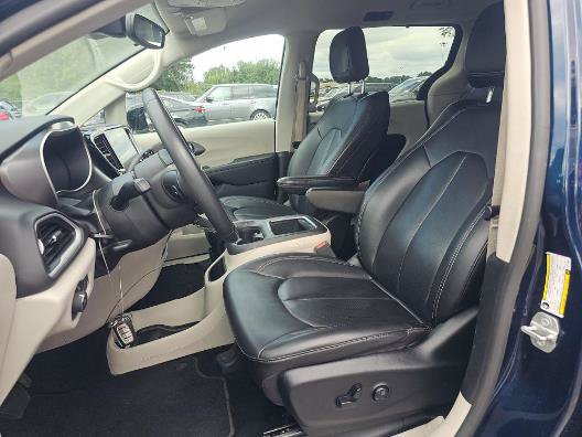 Used 2024 Chrysler Pacifica Touring-L FWD image 3