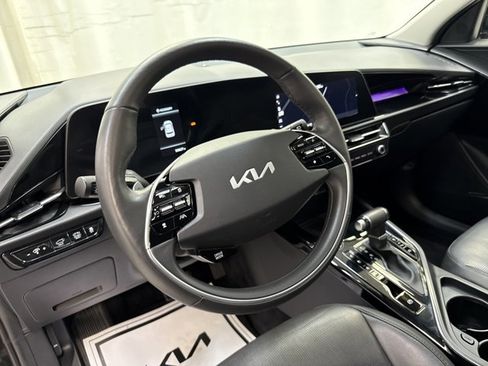 Used 2023 Kia Niro SX image 27