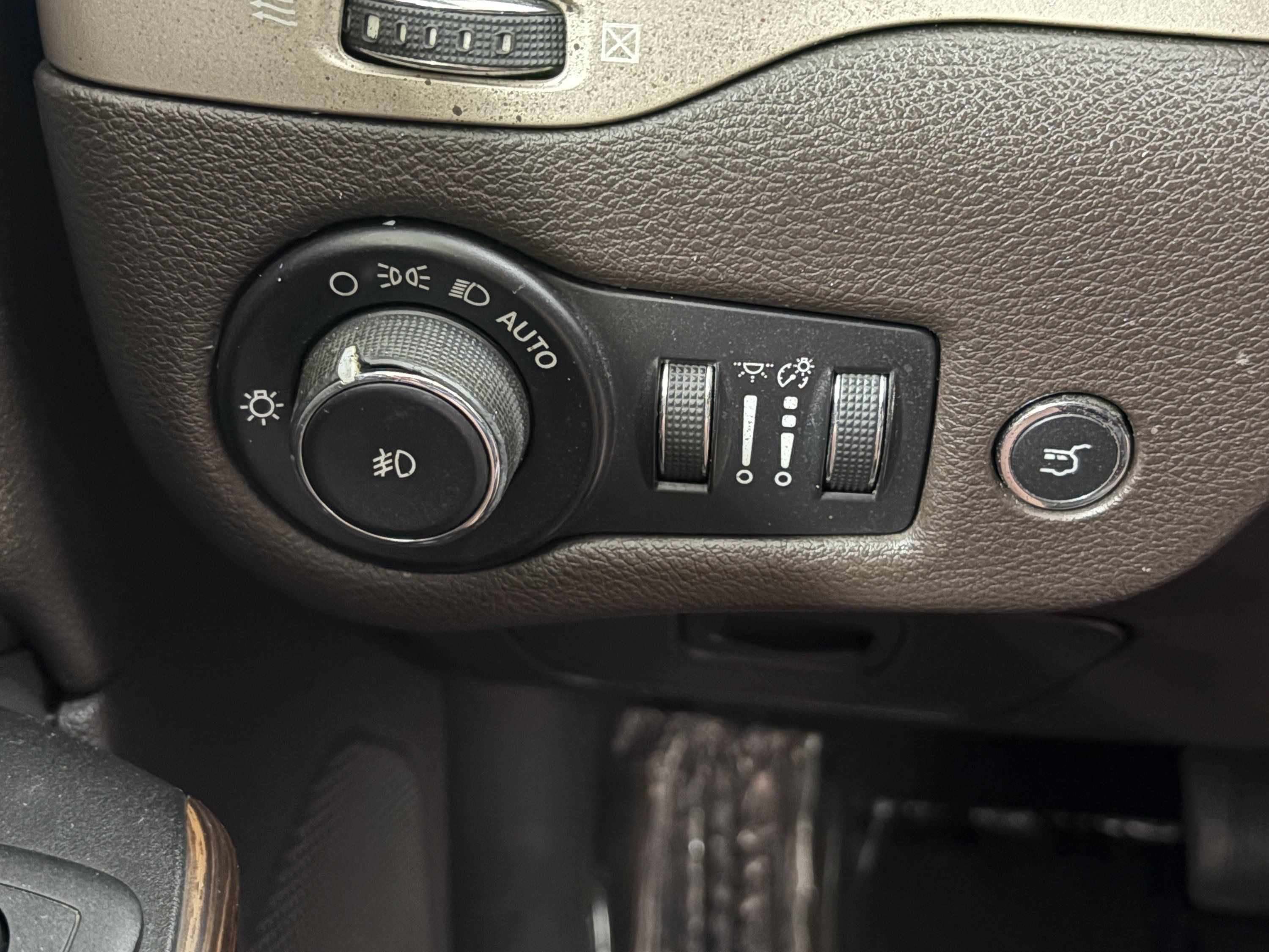 Used 2014 Jeep Cherokee Trailhawk w/ Comfort/Convenience Group AWD/4WD image 18