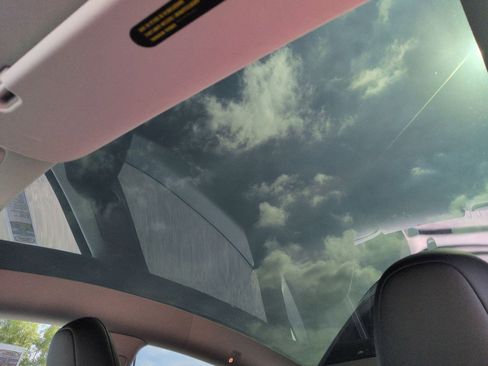 Used 2025 Tesla Model Y Long Range image 19