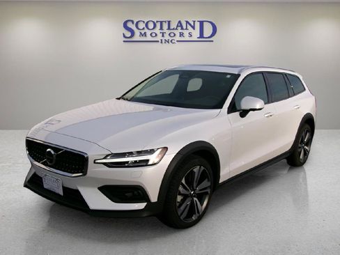 Used 2025 Volvo V60 B5 Cross Country Plus AWD/4WD image 2