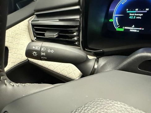 Used 2025 Toyota Camry XLE AWD/4WD image 44