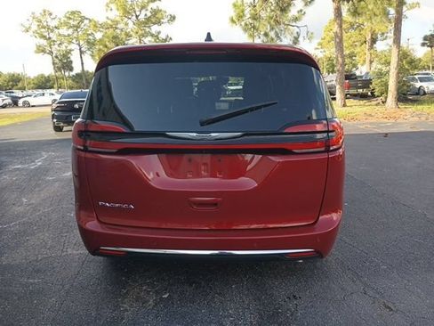 Used 2025 Chrysler Pacifica Select FWD image 4