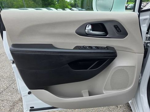 Used 2022 Chrysler Pacifica Touring-L FWD image 25