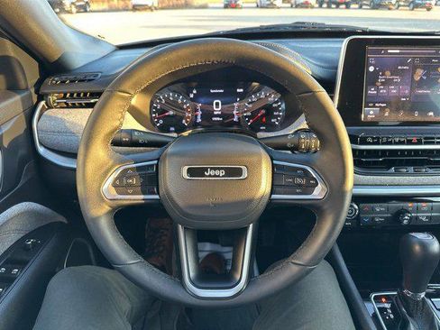 Certified 2025 Jeep Compass Latitude image 12