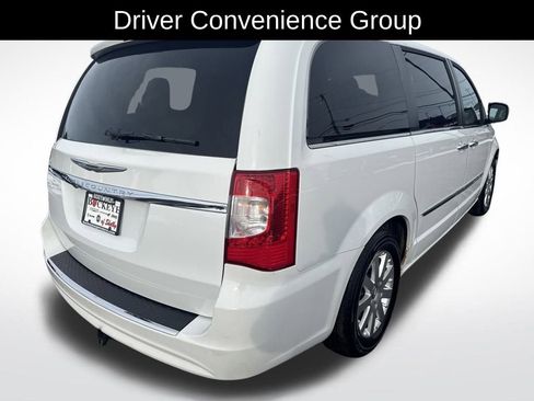Used 2016 Chrysler Town & Country Touring w/ Driver Convenience Group image 3
