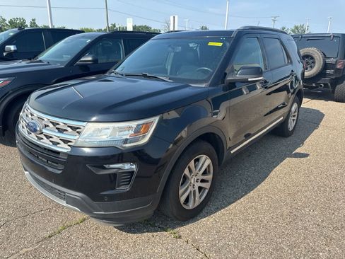 Used 2018 Ford Explorer XLT w/ Equipment Group 202A AWD/4WD image 2