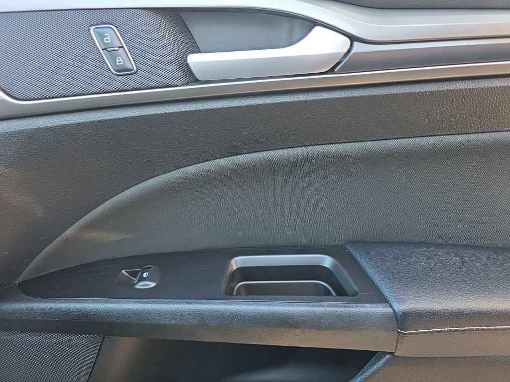 Used 2017 Ford Fusion SE w/ Equipment Group 201A FWD image 20