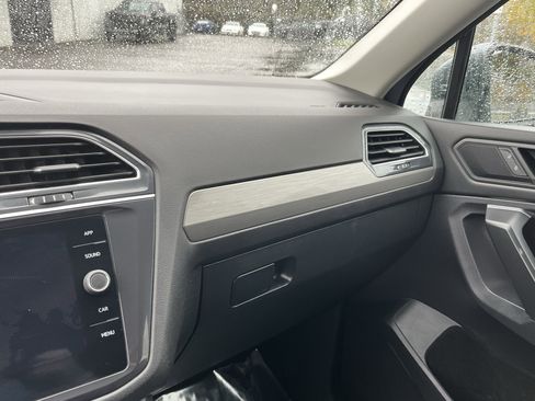 Used 2021 Volkswagen Tiguan SE image 24