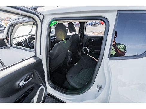 Used 2018 Jeep Renegade Latitude w/ Popular Equipment Group image 24