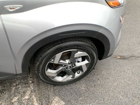 Used 2025 Hyundai Venue SEL image 28