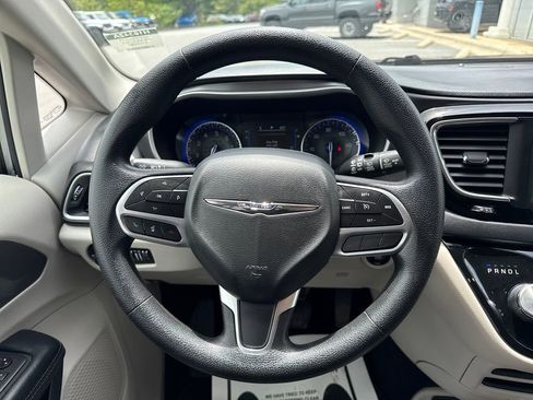 Used 2020 Chrysler Pacifica Touring FWD image 18