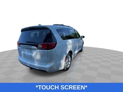 Used 2017 Chrysler Pacifica Touring-L w/ Tire & Wheel Group FWD image 9