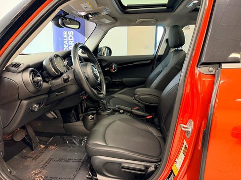 Used 2019 MINI Cooper 4-Door Hardtop image 16