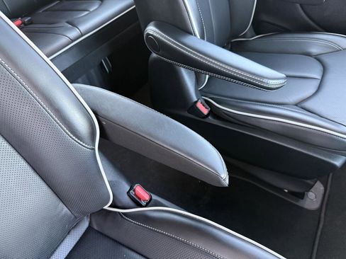 Used 2023 Chrysler Pacifica Limited w/ S Appearance Package image 36