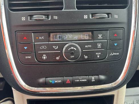 Used 2016 Chrysler Town & Country Touring w/ Driver Convenience Group FWD image 22