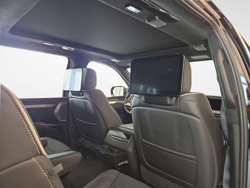 Used 2026 Cadillac Escalade ESV V AWD/4WD image 37