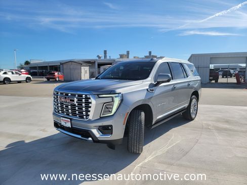 Used 2025 GMC Yukon Denali w/ Sun & Power Step Package image 3