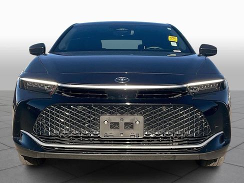 Used 2023 Toyota Crown Limited image 3