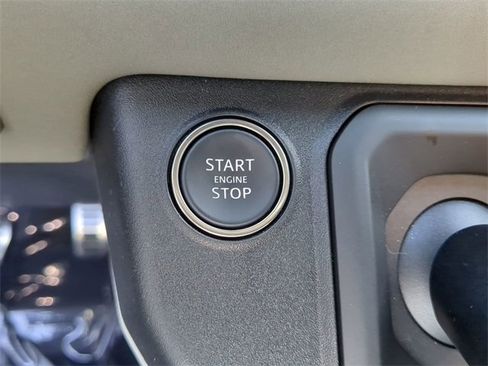 Used 2023 Land Rover Defender 90 SE image 30