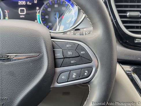 Used 2023 Chrysler Pacifica Touring-L FWD image 15