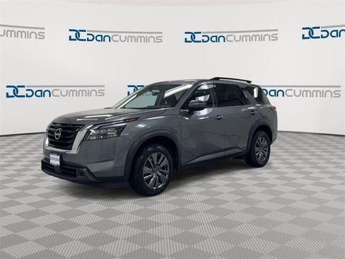 Used 2025 Nissan Pathfinder SV image 4
