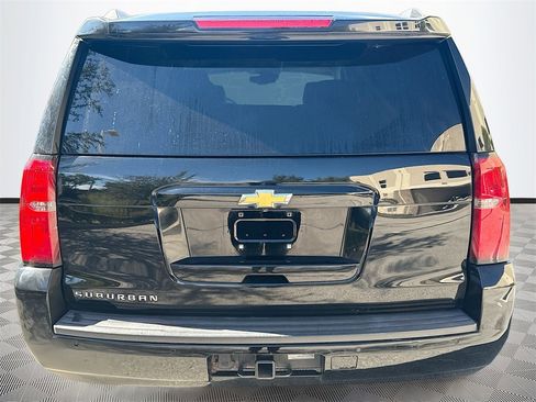 Used 2018 Chevrolet Suburban LT image 7